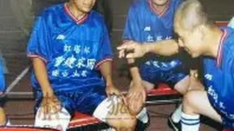 邓超化身护花使者守护孙俪，婉拒粉丝合影：时机不合