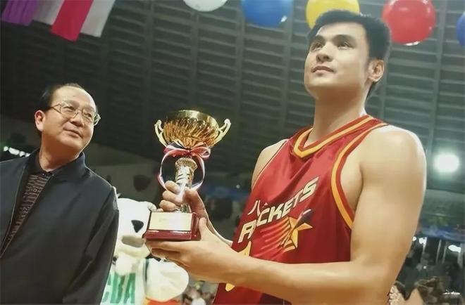 NBA：止痛药助力乔治伤愈出战，全力为76人拼搏奉献